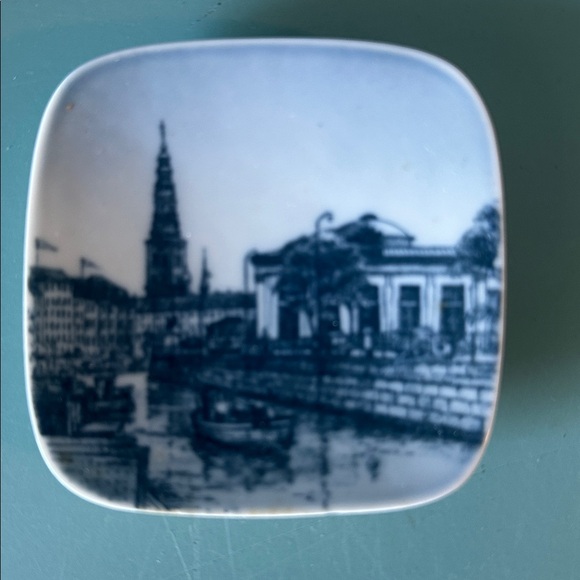 3 Vintage Bing & Grondahl Porcelain Copenhagen. Dishes can be hung - Picture 3 of 5